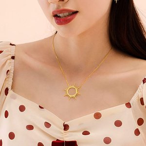 RFJEWEL 2026 Nuova Collana Trendy con Ciondolo a Forma di Sole in Ottone Placcato Oro con Zirconia Cubica e Catena ad Anello - Product Image 5
