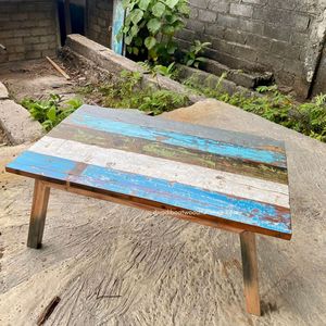 La table basse CT Angso présente un design antique en bois durable avec des accents multicolores vibrants dans une conception spacieuse de 100x60x45 CM. - Product Image 3
