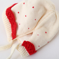 Gorro de bebé bonito de invierno con protección para los oídos de encaje gorro de punto de fresa para niños y niñas tela común