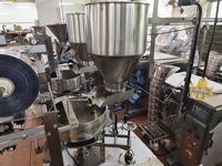 Machine d'emballage automatique de granulés pour fèves de chocolat, cacahuètes, graines, riz, maïs et snacks avec système de mesure volumétrique par godet