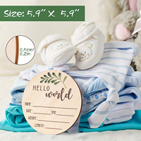 Plaque de bienvenue ronde gravée en bois avec le nom du bébé, carte de jalons de développement du bébé, panneau d'annonce de naissance « Hello World »