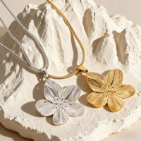 Collier pendentif grande fleur en acier inoxydable, chaîne serpent texturée florale, bijou élégant et tendance pour femme, idéal pour l'été