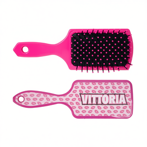 Cepillo para el cabello Vittoria rosa con diseño de labios para el cuidado del cabello del bebé - Product Image 1