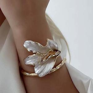 Pulseras de Moda con Diseño de Flor de Concha Blanca, Chapadas en Oro, de Aleación de Zinc, Regalo Romántico para Mujer 2026 - Product Image 2