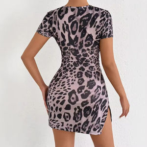 Vestido de leopardo ajustado a la cadera al por mayor, moderno y sexy, de tejido no tejido. - Product Image 3