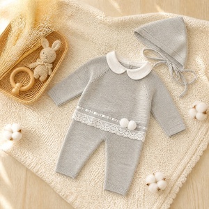 Combinaison bébé en coton KAIYUE, ensemble deux pièces tricoté sur mesure pour nouveau-né, avec col Peter Pan, bande <span class=keywords><strong>de</strong></span> dentelle, ruban, pompons et bonnet - Product Image 5
