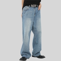 Jeans en denim délavé clair pour homme HONFIT avec impression sur écran, pantalon ample et confortable à jambes larges, vêtements de rue décontractés pour commande en gros B2B