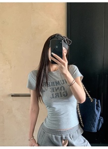 T-<span class=keywords><strong>shirt</strong></span> d'été décontracté à impression numérique pour femmes avec poche à manches courtes col en V tricoté chemisier teint en fil/décoration de logo supérieur - Product Image 3