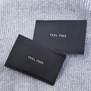 Étiquette de col en coton noir mat écologique avec logo personnalisé, pliée sur les extrémités, lavable, sérigraphiée, étiquette de nom organique pour vêtement - Product Image 4