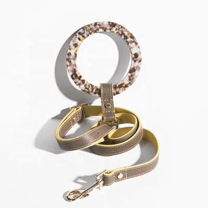 360 Beauty Fashion Durable Ring Handle Luxury Pet Lead Custom Print Logo Correa para perro con botella de agua colgante - Product Image 2