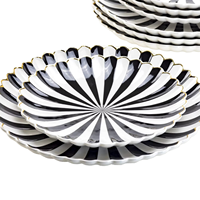 Assiettes en céramique irrégulières écologiques de style français classique avec des accents de perles, en porcelaine cuite à haute température pour les desserts de fête, les plats principaux