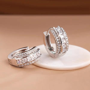 Modernos Pendientes Huggie de Oro Blanco con Circonitas de Corte Princesa en Canal, Diseño Geométrico para Mujer, Joyería de Fiesta - Product Image 4