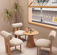 Ensemble de meubles de restaurant en bois Balata : Chaises en bois, table ronde, banquette en tissu pour café, espace lounge bar