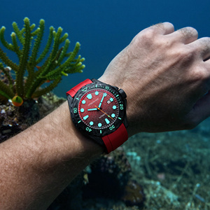Reloj de Buceo para Hombre de Fibra de Carbono Forjada, Resistente al Agua 500M, Esfera con Textura Degradada Luminosa Azul BGW9 Suiza, Correa de Fluororubber - Product Image 2