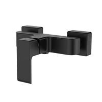 Mitigeur de lavabo mural moderne LUSA en laiton brossé avec douchette de salle de bain à jet de pluie et pommeau de douche rectangulaire