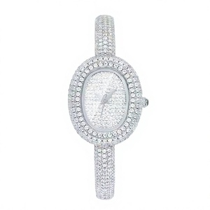 Montre ovale à quartz pour femme, boîtier et bracelet en acrylique, style européen, aiguilles incrustées de zircon, résistante à l'eau 30M - Product Image 3