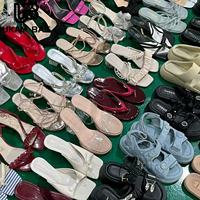 Sandales d'été d'occasion pour femmes S14 – Vente en gros de chaussures usagées, lots mixtes de sandales plates pour dames