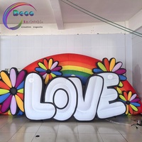 Ensemble de lettres gonflables géantes « LOVE » avec arc-en-ciel et fleurs pour la décoration d'événements et les spectacles