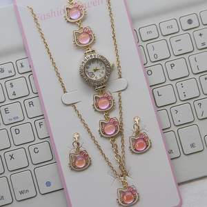 <span class=keywords><strong>ชุด</strong></span>เครื่องประดับนาฬิกาข้อมือแฟชั่นสำหรับ<span class=keywords><strong>ผู้หญิง</strong></span> ดีไซน์ลูกแมวน่ารัก ประดับคริสตัล นาฬิกาควอตซ์แบบสบา<span class=keywords><strong>ย</strong></span>ๆ พร้อมต่างหูและสร้อ<span class=keywords><strong>ย</strong></span>คอ รุ่น CD229 - Product Image 3