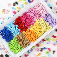 Breloques en acrylique en forme de lettres de l'alphabet avec trou pour accrocher des colliers