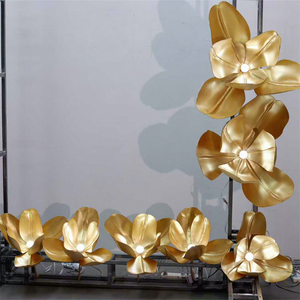 DKB Venta al por Mayor de Telones de Fondo para Bodas y Eventos, Decoración de Exteriores, Decoración de Ventanas, Luces LED, Flores Gigantes Artificiales de Eva Doradas - Product Image 1