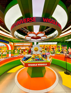 Vitrine colorée style Wiggle pour collection de jouets tendance, figurines de culture pop, conception de magasin de détail clé en main - Product Image 1