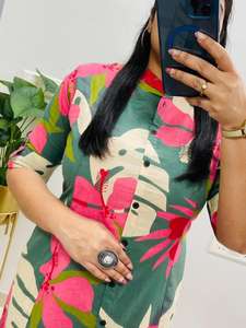 Costumes en coton pour femmes de bureau indiennes et pakistanaises dans de belles couleurs avec un motif de feuilles imprimé, ensemble de kurta prêt à porter en pur coton - Product Image 2