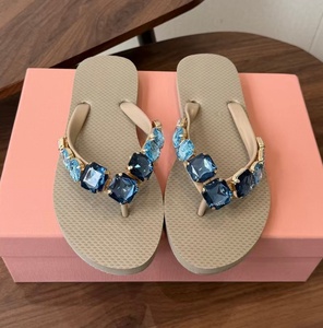 Tongs en forme de V bleu marine effet diamant - polyvalentes et antidérapantes pour les vacances à la plage et la marche sur le sable - Product Image 1