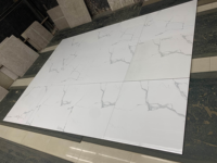 Carrelage en porcelaine émaillée effet marbre 80x80 gris clair brillant antidérapant pour sol et mur, idéal pour salon et hôtel - Fabrication Foshan