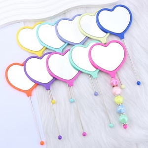 Espejo de Maquillaje Portátil de Mano con Forma de Corazón para Mujer, de Plástico, con Impresión de Logotipo Personalizable - Product Image 1