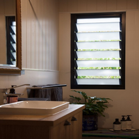 Volet de fenêtre motorisé électrique à télécommande antivol en aluminium et verre, en acier inoxydable pour villas modernes et salles de bain