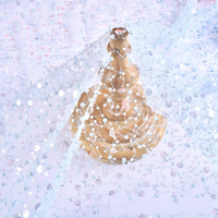Broderie de paillettes et de perles de tailles variées sur tulle pour robes de mariée