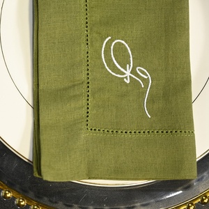 Serviettes en lin brodées monogrammées à points festonnés en coton et lin tissé pour la maison et les restaurants - Product Image 2