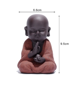 พระนักบวชตัวน้อยยิ้มหัวเราะ ขนาด 6.6*9.5 ซม. รูปปั้นพระพุทธรูปเซรามิก ของตกแต่งบ้าน งานฝีมือสำหรับพิธีชงชา ของเล่นเด็ก พระนักบวชตัวน้อยสำหรับตกแต่งชุดชงชา - Product Image 3