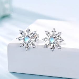 Orecchini a Forma di Fiocco di Neve Natalizio per Donne, Gioielli per Orecchie Carini e Piccoli per le Festività - Product Image 1