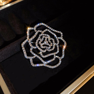 Diamante incrustado ahueca hacia fuera la flor exagerada trabajo pesado nicho personalizado moda accesorios de gama alta broche al por mayor femenino - Product Image 4