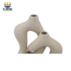 Conjunto de Vasos de Cerâmica Abstratos Minimalistas Irregulares com Dupla Abertura, Vasos Escultóricos em Porcelana com Acabamento Areia-Mate e Salpicado, Decoração Moderna para Casa - Product Image 5