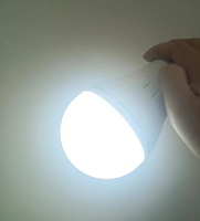 Vente chaude LED lumière d'urgence AC DC ampoule 15W E27 B22 Li-ion batterie rechargeable utilisation quotidienne ampoule LED
