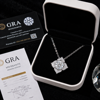 Pendentif en moissanite certifié GRA VVS en forme de fleur à quatre pétales, en argent S925 plaqué or blanc, serti de quatre griffes sécurisées, avec chaîne fine.