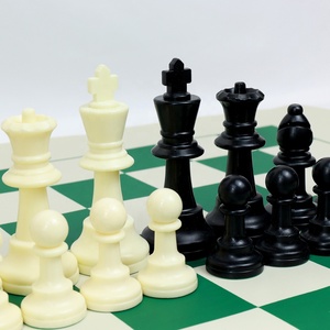 Jeu d'échecs de voyage en plastique avec 2 jetons supplémentaires 3.75 pouces king height avec usine de sacs en toile à cylindre rouge en vinyle
