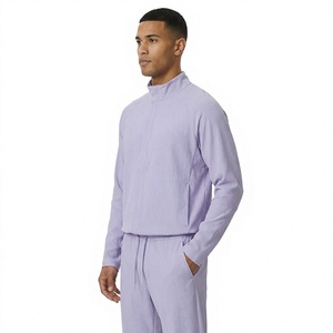 Conjunto de chándal cortavientos para hombre, morado claro, con cremallera de un cuarto, de tela arrugada, joggers con cordón, ropa deportiva casual, cuello alto. - Product Image 2