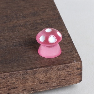 Precio al por mayor: Adornos de resina Kawaii con diseño de setas 3D para jardín de hadas, miniaturas de comida, dijes y modelos decorativos. - Product Image 6