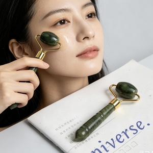 Rodillo Facial y Masajeador Gua Sha de Jade Verde Nefrita Natural Personalizado de Marca Privada con Caja para Venta - Product Image 4