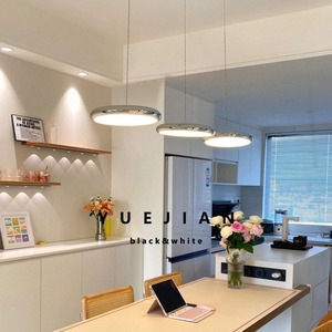 Lámpara de Araña de Tres Cabezas en un Restaurante Italiano, Arte Bauhaus, Lujo Ligero, Barra de Bar de Una Sola Cabeza, Lámparas de Mesa Vintage - Product Image 1