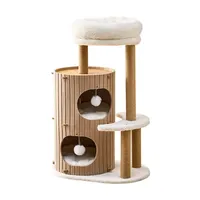 Arbre à chat multi-niveaux moderne avec des niches confortables pour chats