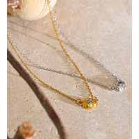 Collier pendentif JINYOU 8363 en zircone cubique, bordure texturée irrégulière effet lave, acier inoxydable plaqué or PVD