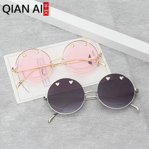 Gafas de sol estilo influencer con forma de corazón para mujer, UV400, montura dorada, lentes acuáticas moradas y azules, ligeras, retro, Harajuku - Product Image 5