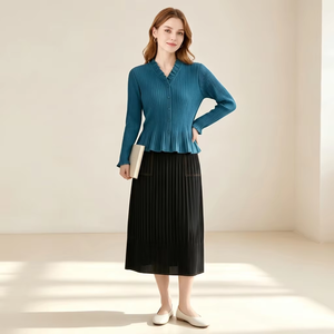 Ensemble plissé <span class=keywords><strong>chic</strong></span> français de luxe discret pour femme, tenue de bureau professionnelle, chemisier à volants et jupe droite, idéal pour les soirées - Product Image 1