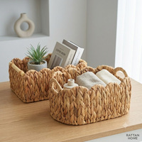 Panier de rangement ovale en jacinthe d'eau tressée avec poignées découpées pour table basse, salon et organisation domestique (vente en gros)