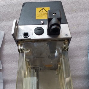 <span class=keywords><strong>Pompe</strong></span> à <span class=keywords><strong>graisse</strong></span> de lubrification automatique <span class=keywords><strong>SKF</strong></span> MKF2-K3-22005 428 LINCOLN VOGEL 230V pour machine CNC - Product Image 6